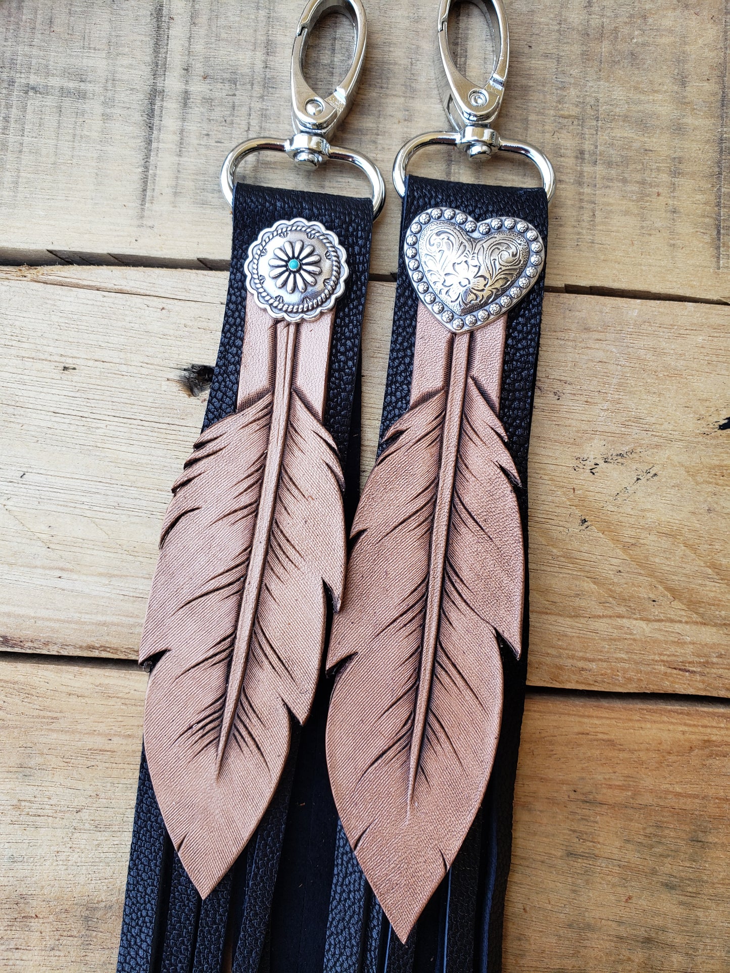 Fringy feather, black fringe
