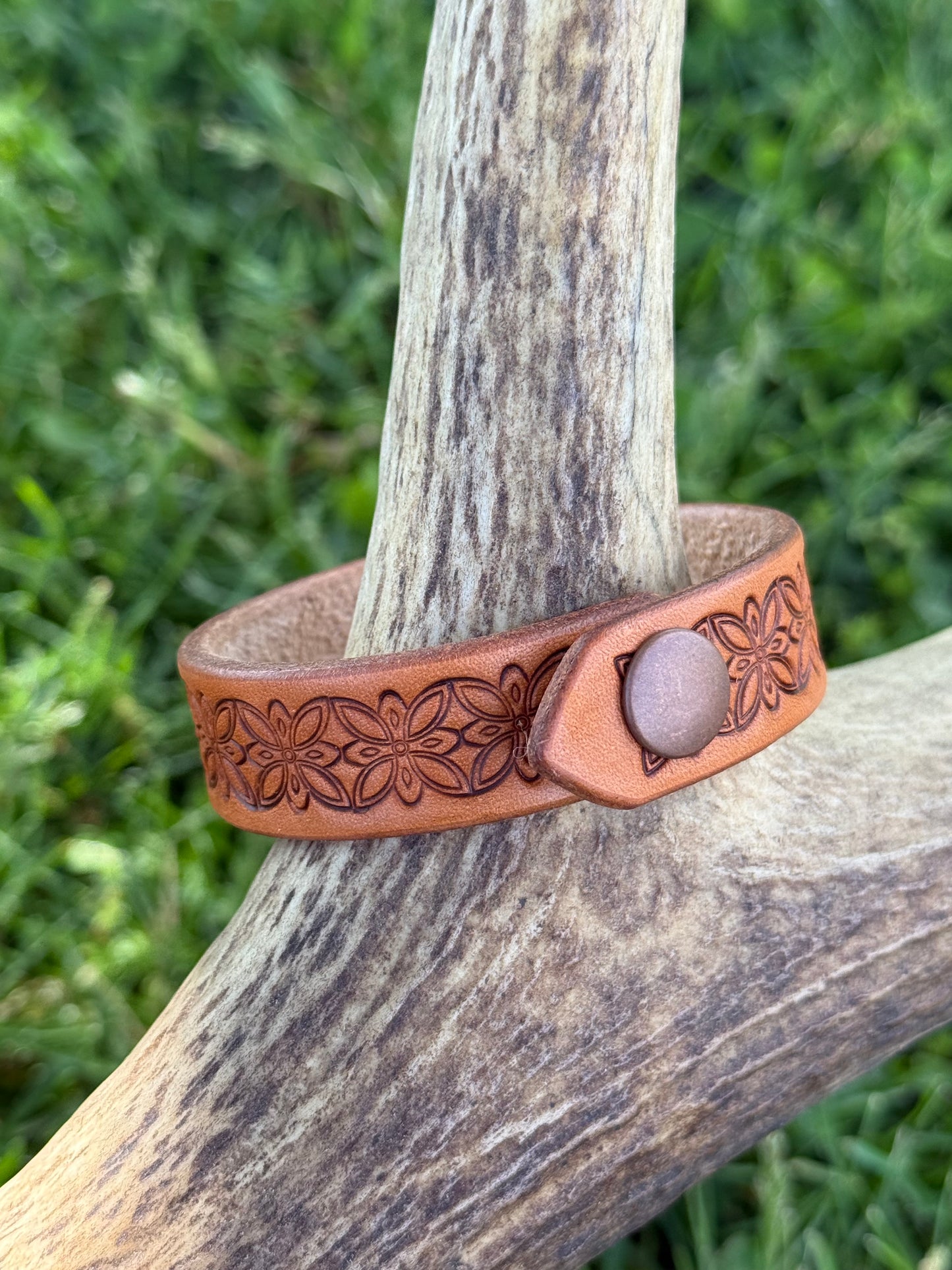 Stamped leather bracelet - Aztec Zia